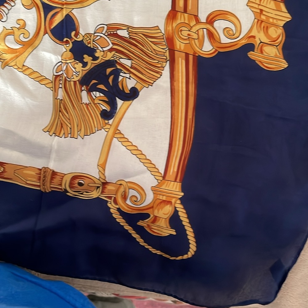 Beautiful Set of 3 Polyester Scarfs and 1 Silk Scarf. - Picture 12 of 16